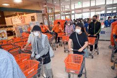 オープンと同時に入店する来店客（１９日午前８時５０分ごろ、佐藤いづみ撮影）