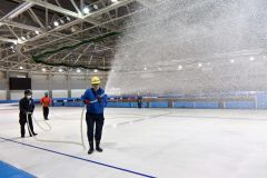 ２８日のオープンに向け、製氷作業を進める市文化スポーツ財団の職員ら（２０日午前９時１０分ごろ）