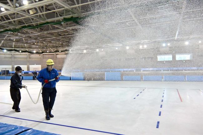 外は猛暑でもリンク造り着々　明治北海道十勝オーバル