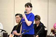 あいさつをする石黒みゆき会長