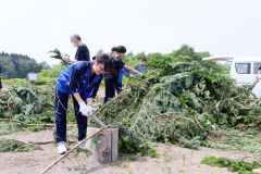 中学生が清流まつりの「たいまつ」製作を体験　大樹 2