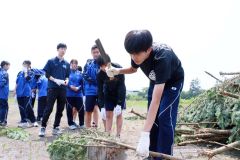 たいまつの製作を体験する大樹中の生徒