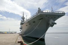 十勝港に初めて寄港した護衛艦「いせ」(20日午前9時ごろ、石原秀樹通信員撮影)