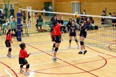 コート上で熱戦を繰り広げた小学生