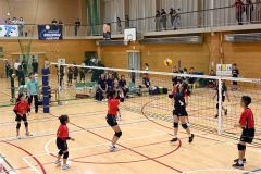 コート上で熱戦を繰り広げた小学生