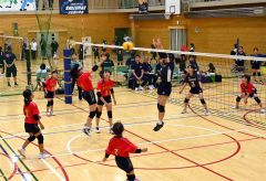 コート上で熱戦を繰り広げた小学生