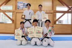 全道大会で好成績を修めた帯農業高空手部。前列左から細川、成瀬、水本、後列左から髙嶋、西村