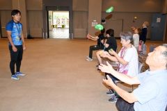横山さん（左）を講師に招いてライフキネティックに挑戦する受講者ら