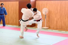 柔道の試合中の様子