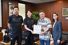 女子バレーＪＴマーヴェラス監督ら来社「感動を呼ぶチームに」 2