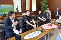 女子バレーＪＴマーヴェラス監督ら来社「感動を呼ぶチームに」 3