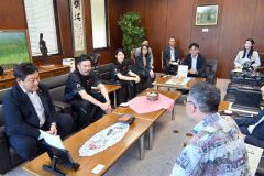 女子バレーＪＴマーヴェラス監督ら来社「感動を呼ぶチームに」 4