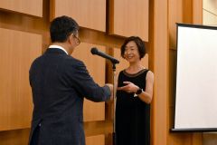 賞状を受け取るひき絢子さん
