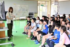 吉川さんの話に熱心に耳を傾ける児童