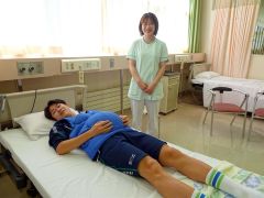 妊婦体験をする高校生