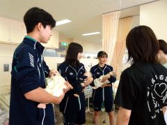 赤ちゃん抱っこを体験する高校生