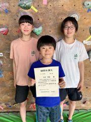 キッズの部で優勝した中家明星（中央）と、ユースＣ・Ｄ６位の中家杏月（後列左）、ジュニア女子４位の丹羽瑞希