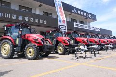 式典に並んだロボットトラクターとドローン（２１日午前１０時ごろ）