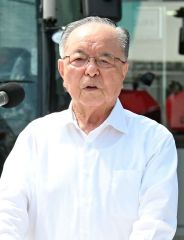 式典であいさつをする有塚組合長（２１日午前１０時半ごろ）