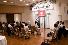 選考委員を代表し武内さんが講評を述べた第５８回郷土作家アンソロジー表彰式