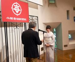 第５８回郷土作家アンソロジーで最優秀賞を受賞し表彰状を受ける附阪さん