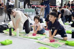 心臓マッサージの方法を学ぶ参加者