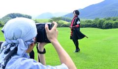 千年の森でコスプレ撮影　ガーデンバックに決めポーズ