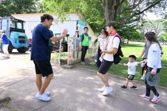 元サッカー日本代表の福田さんに迎えられる家族連れの参加者ら