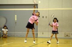 ２００５年の全十勝小学生大会の４年生以下女子ダブルスで優勝した（左から）永原和可那と青木佑真のペア