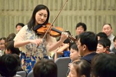 会場を歩きながら演奏する田中さん