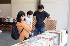 陳列された本を品定めする親子連れら