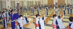 浴衣姿で輪になって涼しげに踊りを楽しむ参加者ら