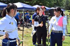 参加者に改善点などを指導する五輪メダリストの菊地さん（中央）
