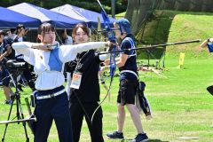 参加者に改善点などを指導する五輪メダリストの菊地さん（手前右）
