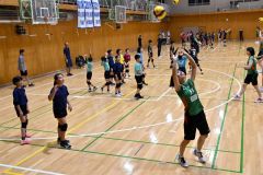 ＪＴマーヴェラスの選手から基本的なプレーについて指導を受ける子どもたち