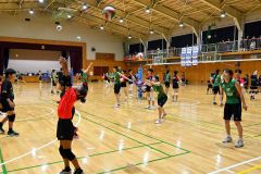 ＪＴマーヴェラスの選手から基本的なプレーについて指導を受ける子どもたち