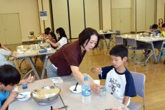 比重の違いを確認する児童