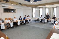 地域の要望を聞き取った政策懇談会。右から２人目は中川支部長（本別町）