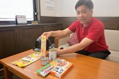 備蓄食料や調理方法を紹介する益田さん
