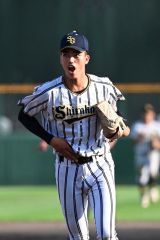 【準決勝・白樺学園－旭川志峯】白樺学園は７回２死からエース半澤理玖が３番手投手として登板。最後の打者を打ち取り、整列のため本塁へと駆け出す