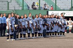 【準決勝・白樺学園－旭川志峯】コールド勝ちを決めて整列する白樺学園ナイン