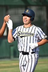 【準決勝・白樺学園―旭川志峯】白樺学園は４回２死三塁から久保翔馬が左翼席２点本塁打を放ち、ホームイン後にベンチのチームメートとタッチを交わす
