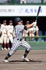 【準決勝・白樺学園－旭川志峯】白樺学園は３回無死満塁で久保翔馬が右前２点適時打を放ち２－１と逆転する。久保は５打数５安打、１本塁打で６打点と大爆発した
