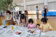 七夕飾りも登場。短冊に願い事を書く子どもたち