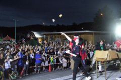 名物イベントとなったパンツまきで盛り上がる来場者
