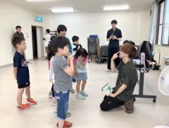 ネイチャーゲームを楽しむ親子連れ