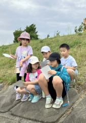 ネイチャーゲームを楽しむ子どもたち