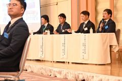 パネルディスカッションに臨む川田会長（右）ら