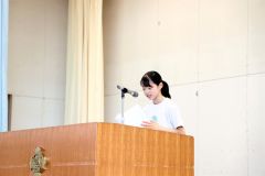 あいさつする山田希晏（のあん）児童会副会長（６年）（２３日午前９時５分ごろ、帯広開西小学校。長尾悦郎通信員撮影）