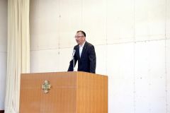 あいさつする阿部校長（２３日午前９時５分ごろ、帯広開西小学校。長尾悦郎通信員撮影）